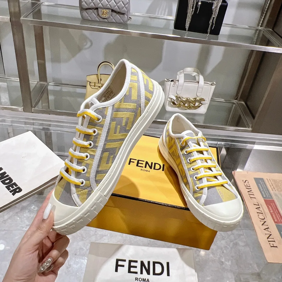 Couple style 💰460❤️Fendi Fendi's latest couple canvas shoes ❑ Fabric: Original customized imported jacquard canvas material ❑ Inner lining: Imported canvas material ❑ Sole: Original molded non-slip TPU outsole ❑ Bottom thickness: 2.5cm ❑ Size: Women's 35-40/Men's 39-45